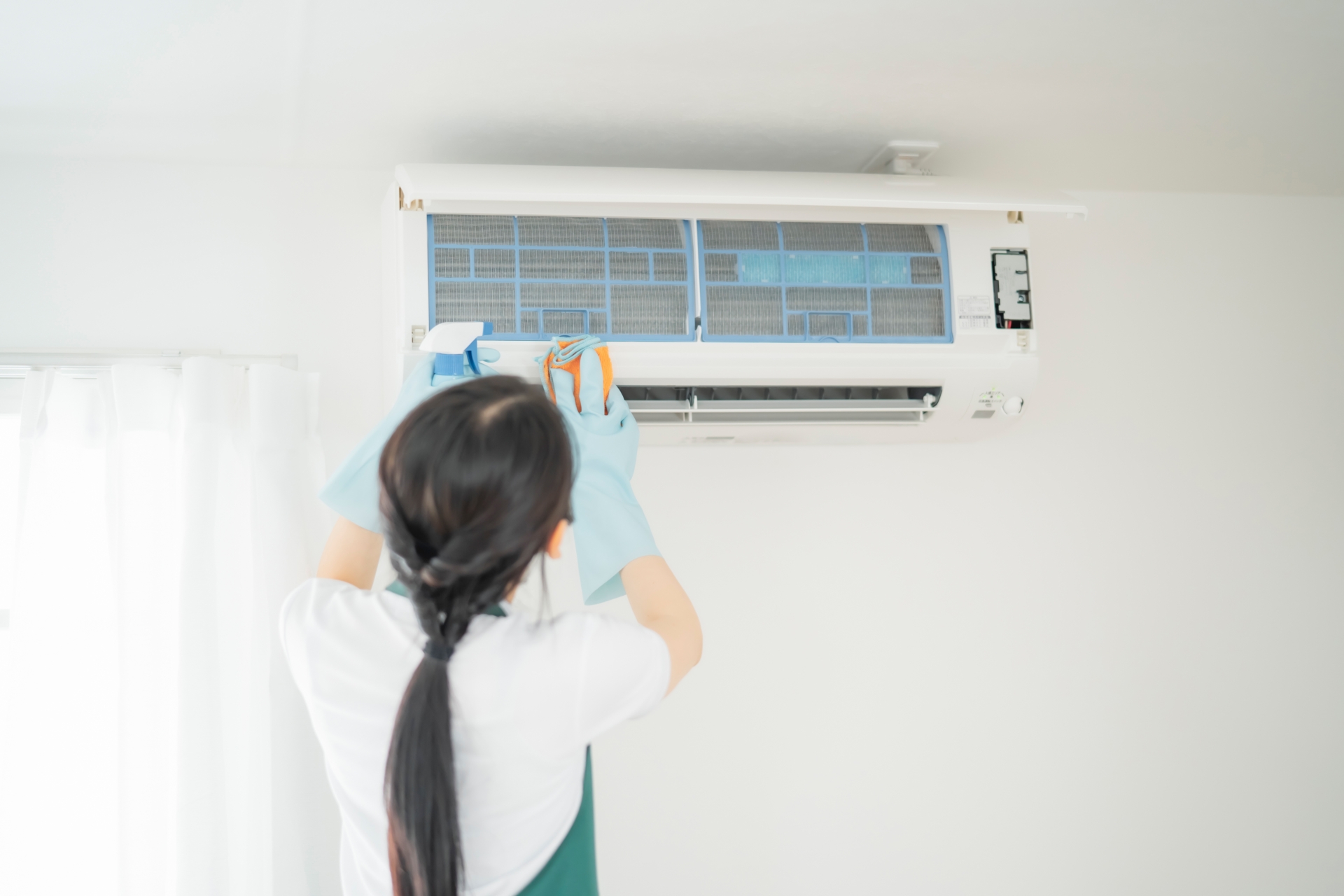 夏に使ったエアコンを秋にチェックするイメージ